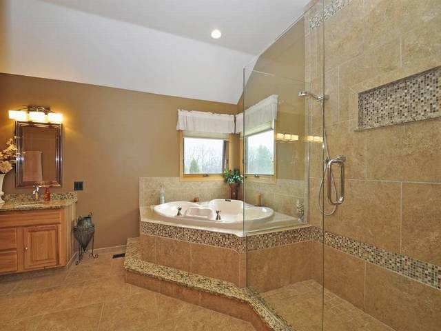 1603 Beech Street Spring Grove, IL 60081 - Photo 14 of 24 a bathroom with a bathtub sink and mirror