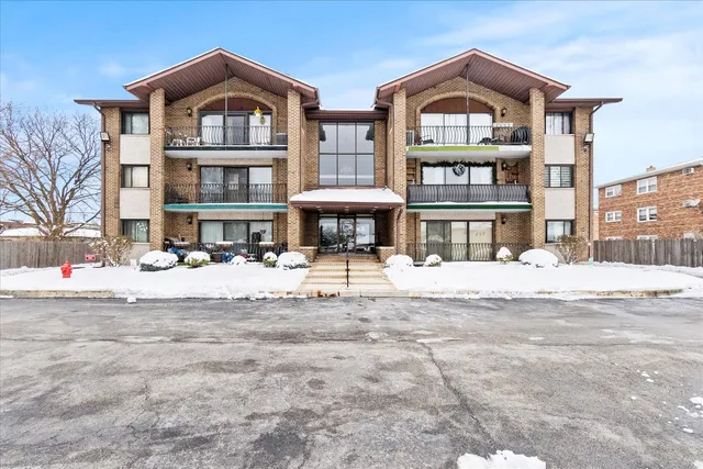 $239,000 | 9051 South Roberts Road, Unit 310, Hickory Hills, IL 60457