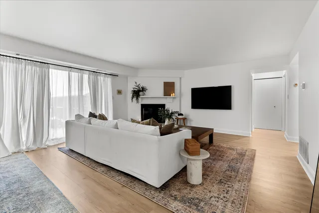 $239,000 | 9051 South Roberts Road, Unit 310, Hickory Hills, IL 60457