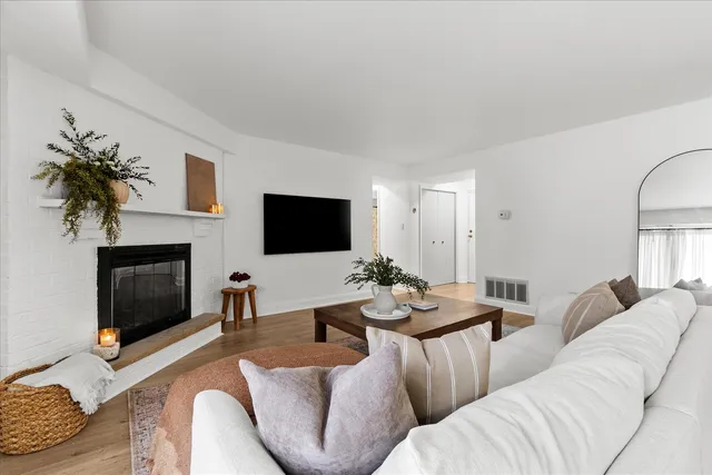 $239,000 | 9051 South Roberts Road, Unit 310, Hickory Hills, IL 60457