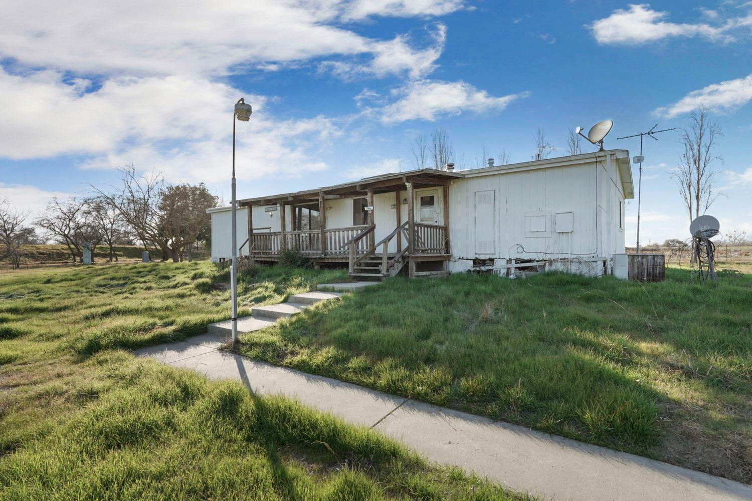 16321 South Wing Levee Road Stockton, CA 95206 - Photo 54 of 71 a backyard of a house with lots of green space