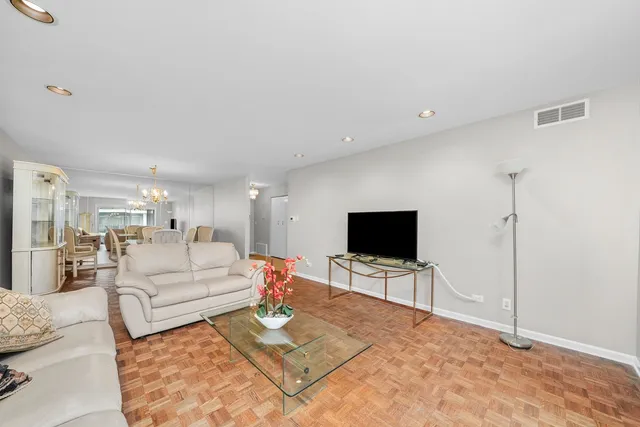 $279,000 | 9529 Bronx Place, Unit 314, Skokie, IL 60077