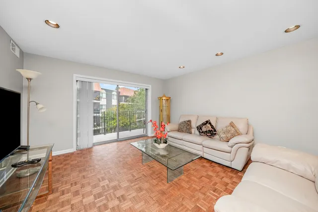$279,000 | 9529 Bronx Place, Unit 314, Skokie, IL 60077