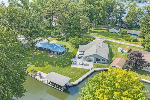 $975,000 | 9024 Walnut Street, Huntsville, OH 43324