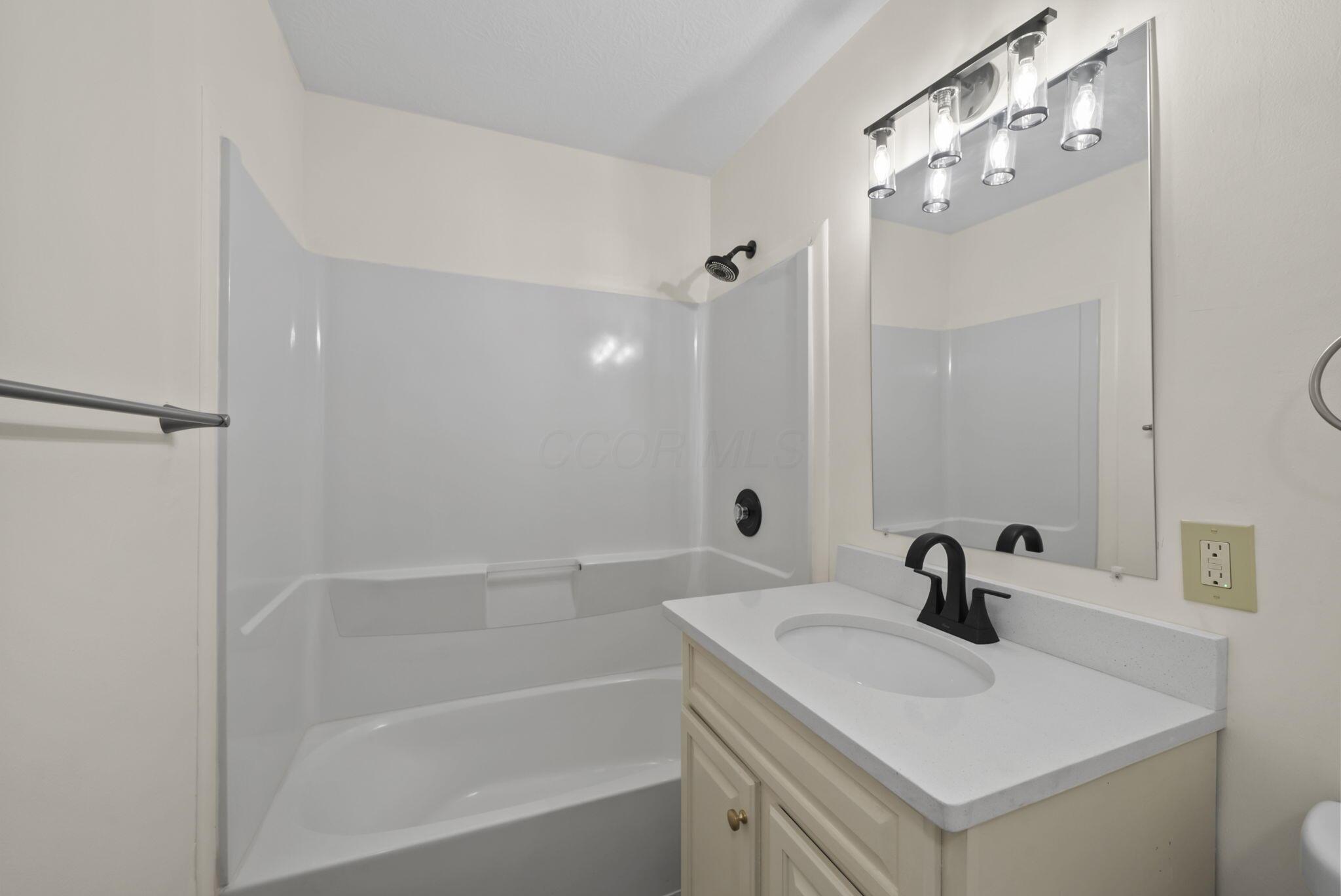 673 Roth Avenue Columbus, OH 43228 - Photo 11 of 26 Bathroom