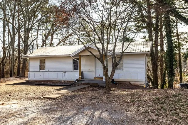 a view of a house with a yard