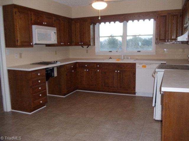373 Don Walters Road Jefferson, NC 28640 - Photo 4 of 17 Kitchen