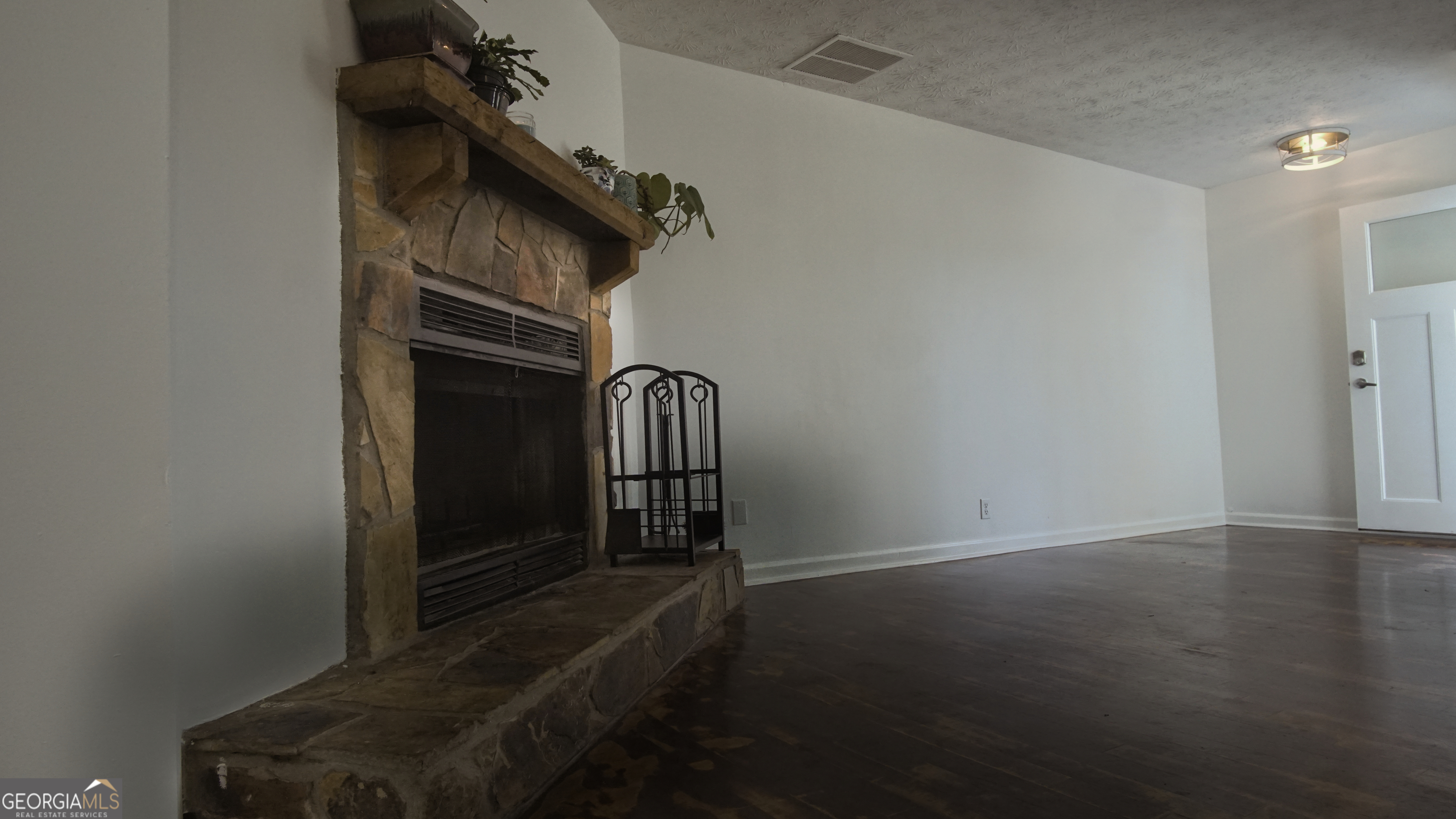 135 Dixie Lane Covington, GA 30014 - Photo 17 of 85 Living Room