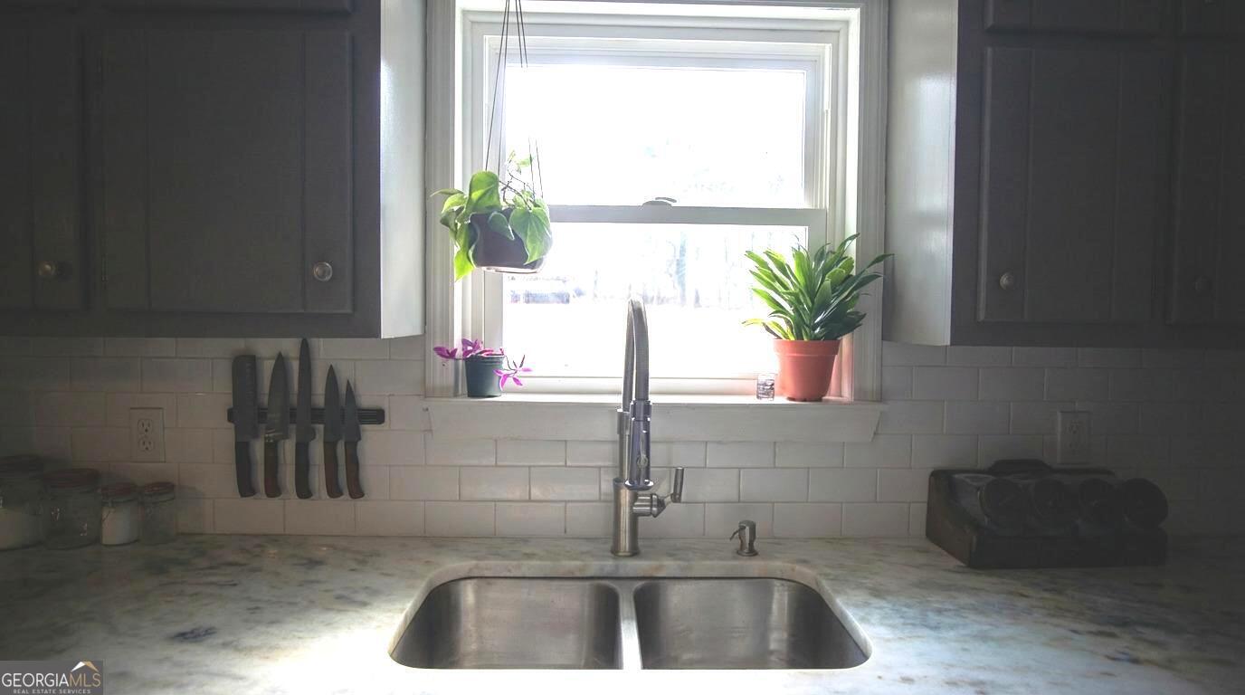 135 Dixie Lane Covington, GA 30014 - Photo 27 of 85 Kitchen Window