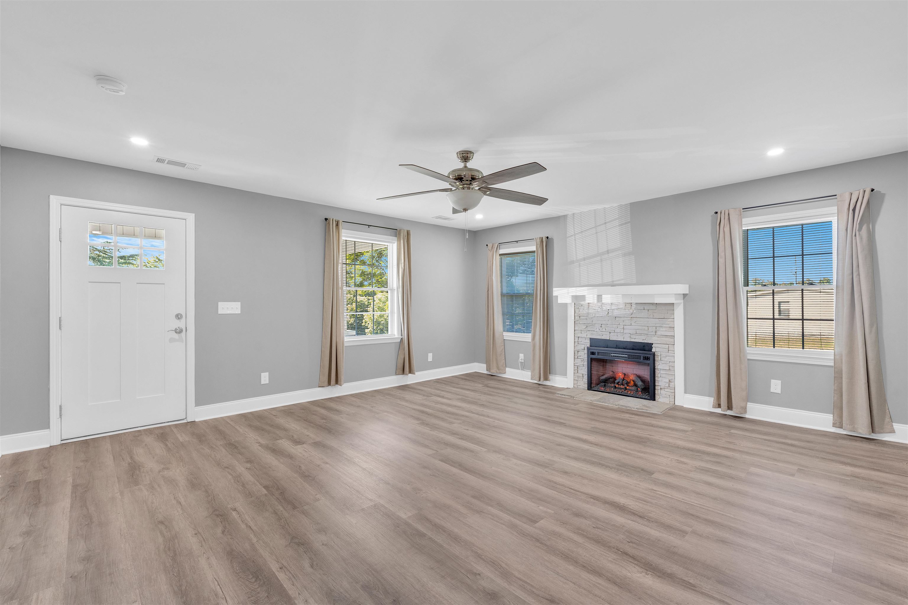 355 State Rd S-11-199 Gaffney, SC 29340 - Photo 4 of 40 Living Room