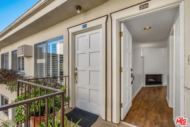 $3,300 | 1951 Malcolm Avenue, Unit 206, Los Angeles, CA 90025