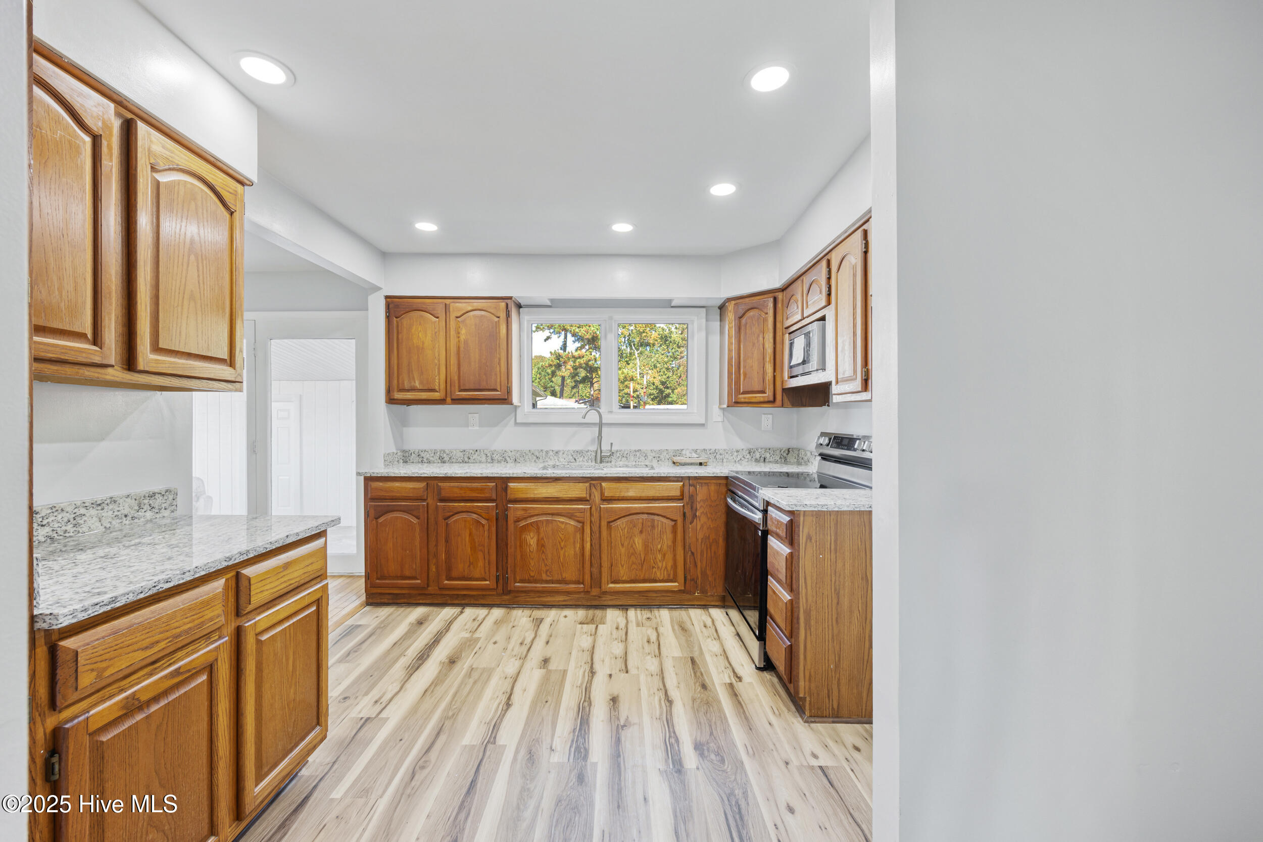 115 Pine Street Hertford, NC 27944 - Photo 8 of 24 Granite Counters, New flooring!