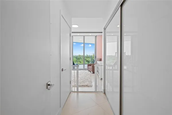a view of entryway with livingroom