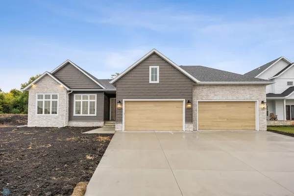 $1,045,900 | 5541 31st Street South, Fargo, ND 58104