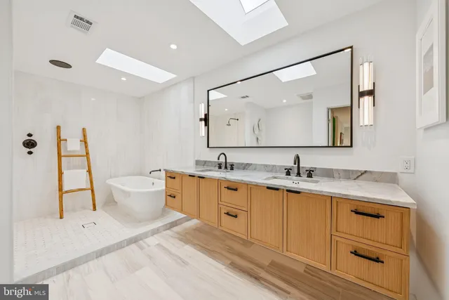 $1,875,000 | 11000 Oakton Woods Way, Oakton, VA 22124