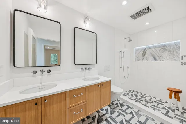 $1,875,000 | 11000 Oakton Woods Way, Oakton, VA 22124