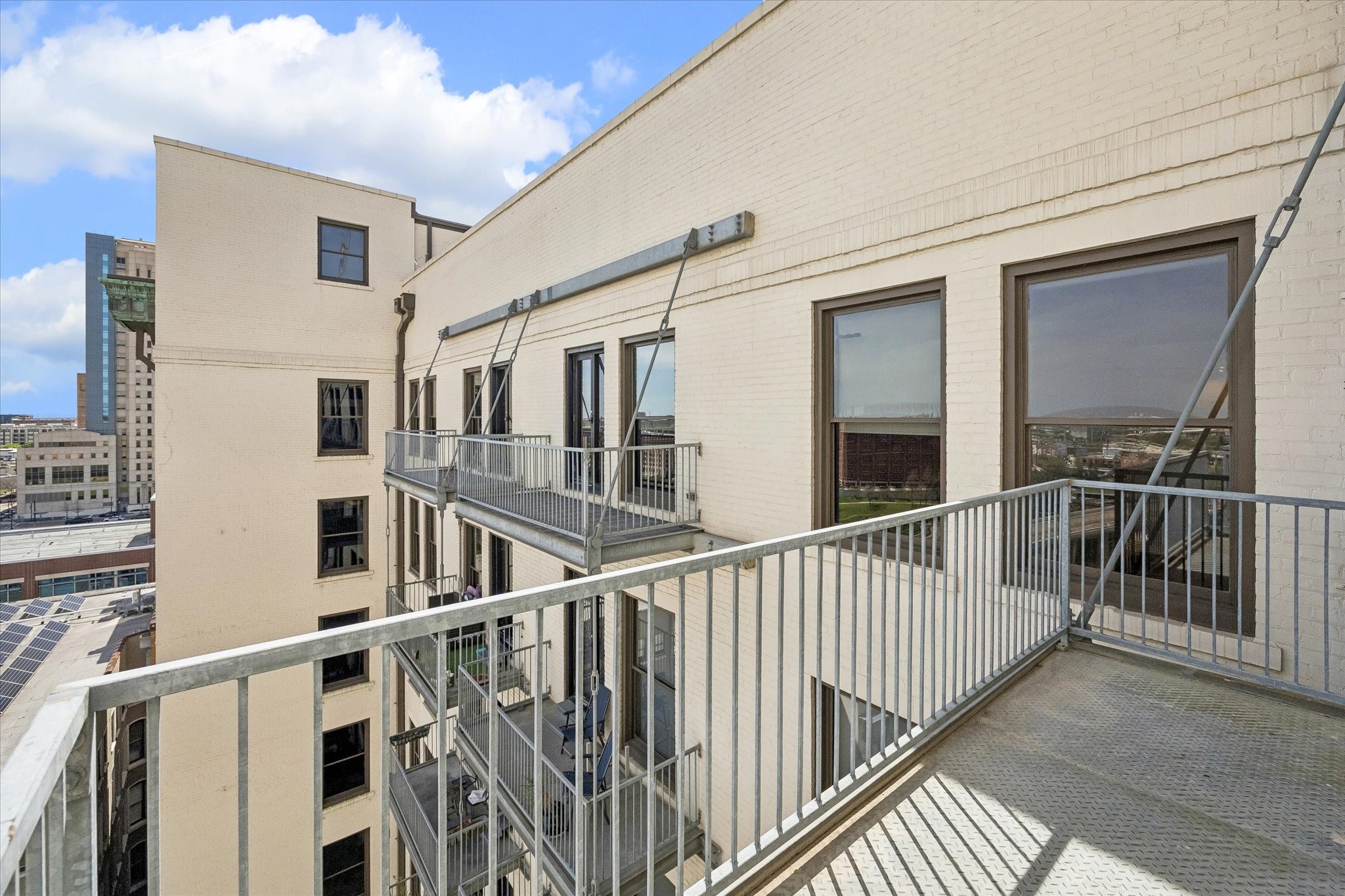 915 Franklin Street, Unit 9L Houston, TX 77002 - Photo 18 of 50 Private balcony offering a quiet outdoor retreat.