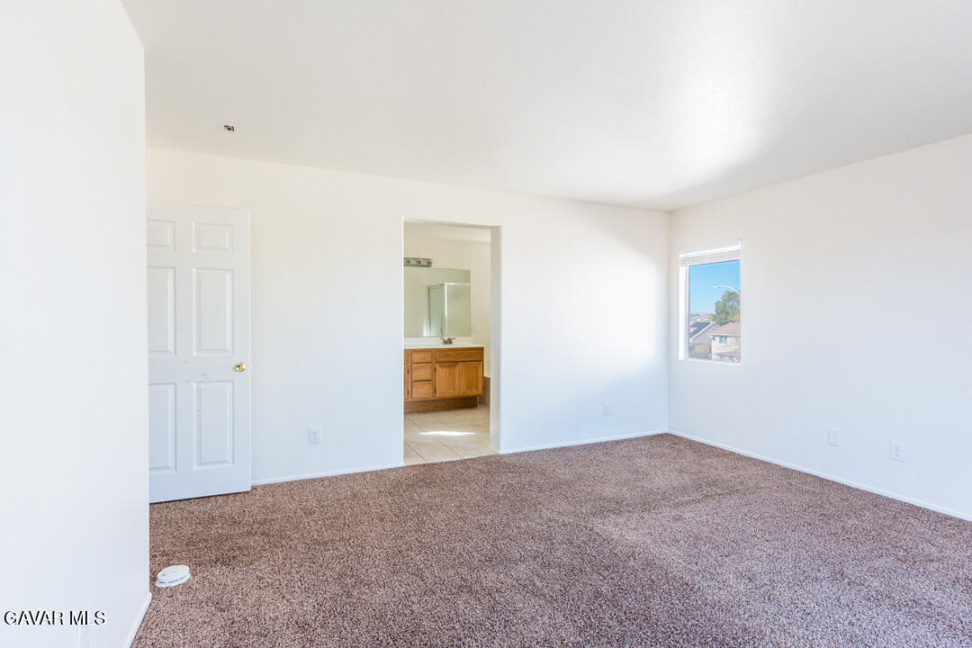 38318 Wakefield Place Palmdale, CA 93551 - Photo 21 of 33 a view of a livingroom and a bathroom