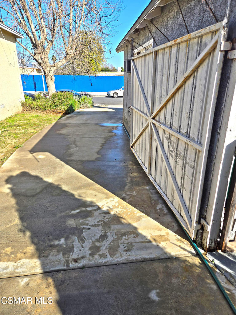 17526 Miranda Street Encino, CA 91316 - Photo 21 of 28 a view of outdoor space and yard