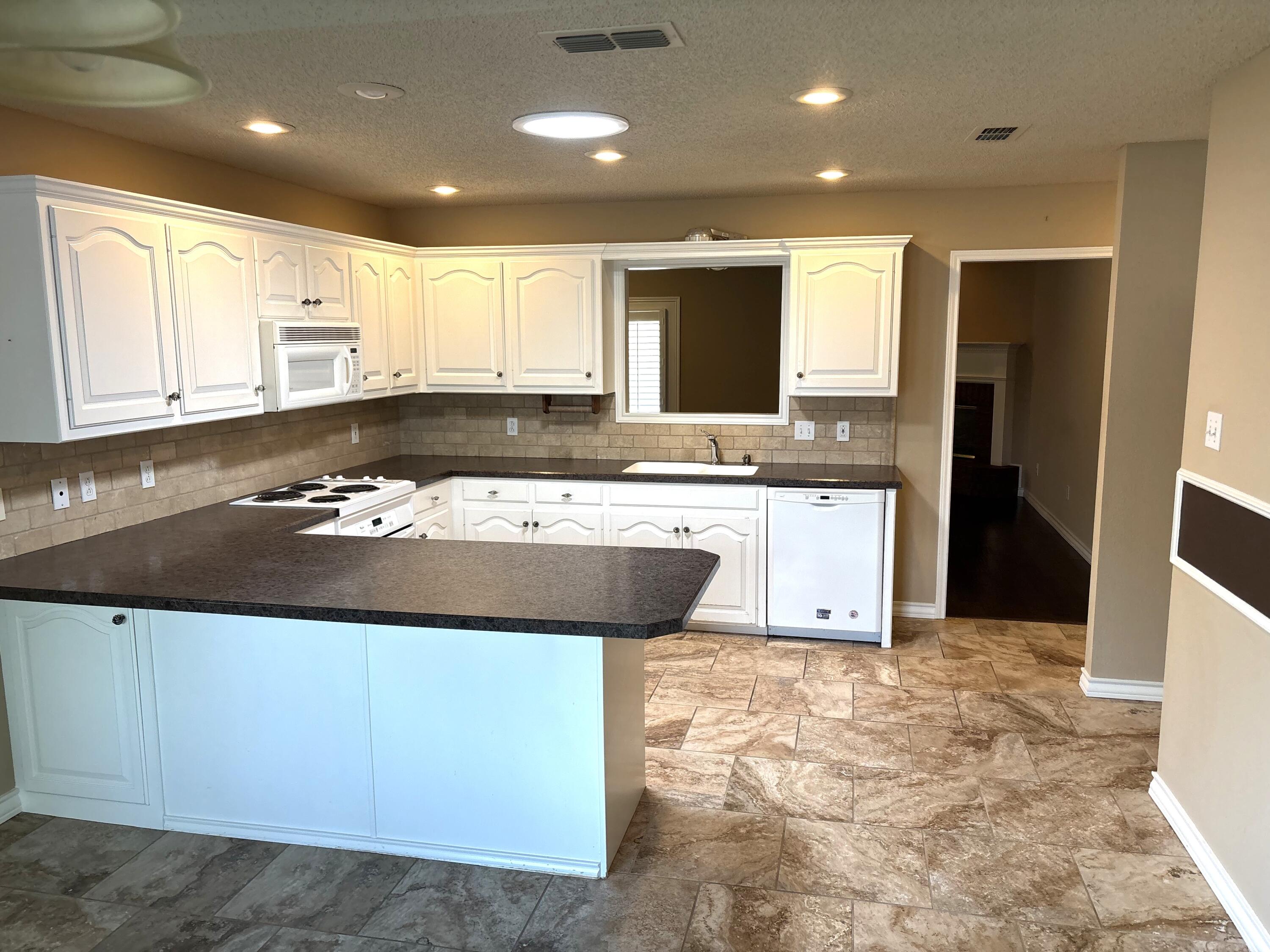 5412 99th Street Lubbock, TX 79424 - Photo 3 of 10 kitchen bar