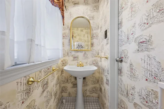 $1,388,800 | 11 Searingtown Road, Searingtown, NY 11507