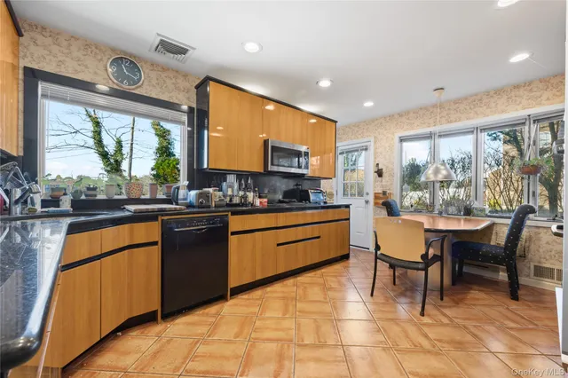 $1,388,800 | 11 Searingtown Road, Searingtown, NY 11507