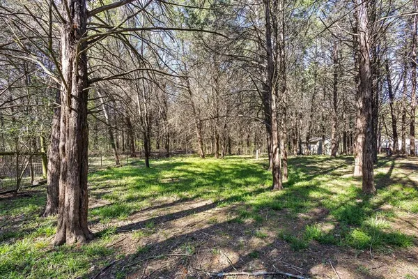 a view of a house with backyard