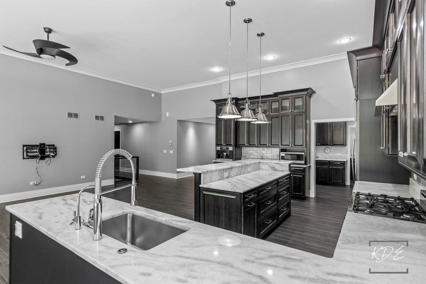 27W320 80th Street Naperville, IL 60565 - Photo 15 of 37 a kitchen with lots of counter top space