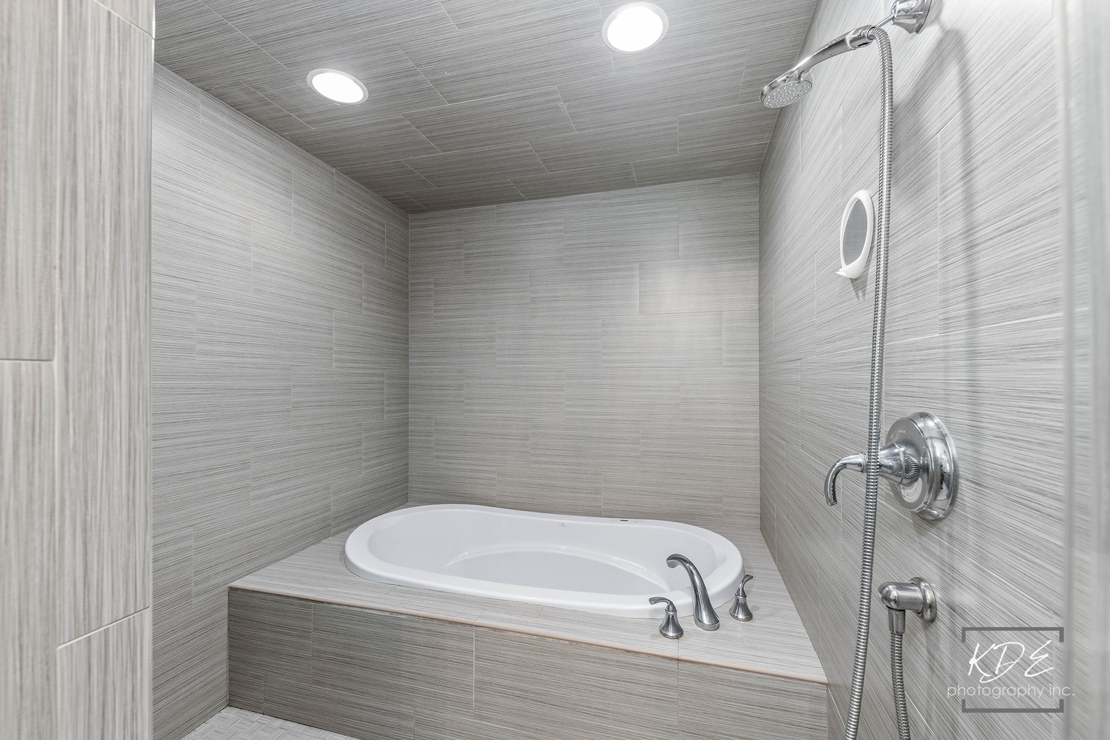 27W320 80th Street Naperville, IL 60565 - Photo 21 of 37 a bathroom with a tub