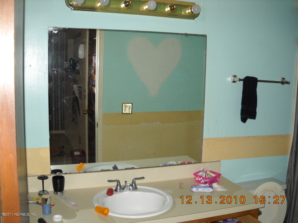 10740 Alden Road, Unit 2 Jacksonville, FL 32246 - Photo 7 of 7 Upstairs bath
