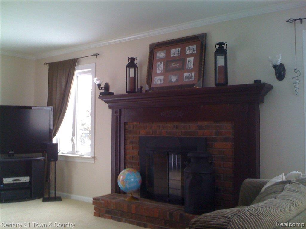 FAMILY ROOM W/FIREPLACE