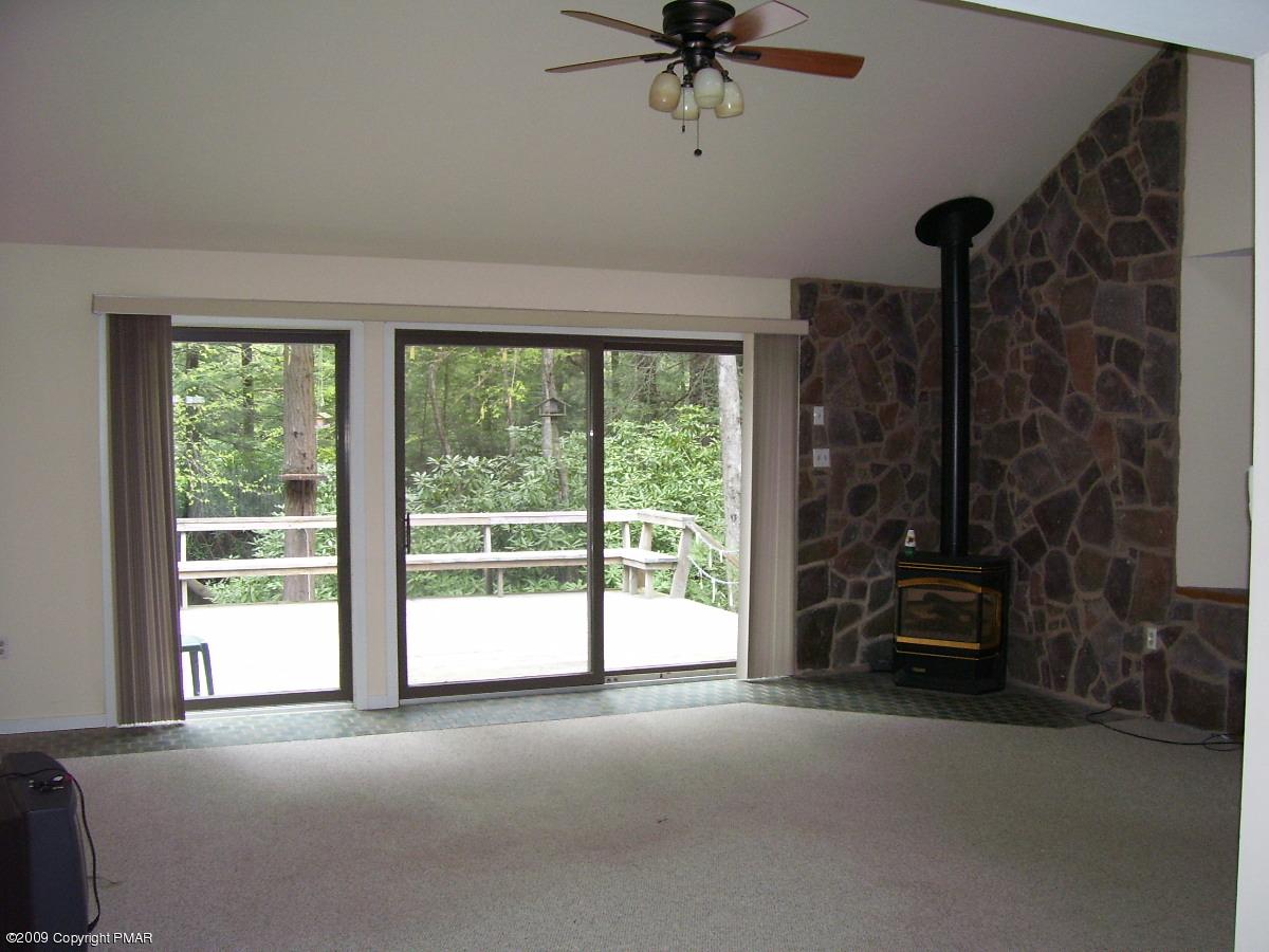 15 Rhododendron Trail Jim Thorpe, PA 18229 - Photo 4 of 18 Living room