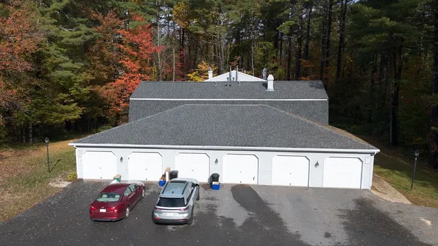 a view of a back yard