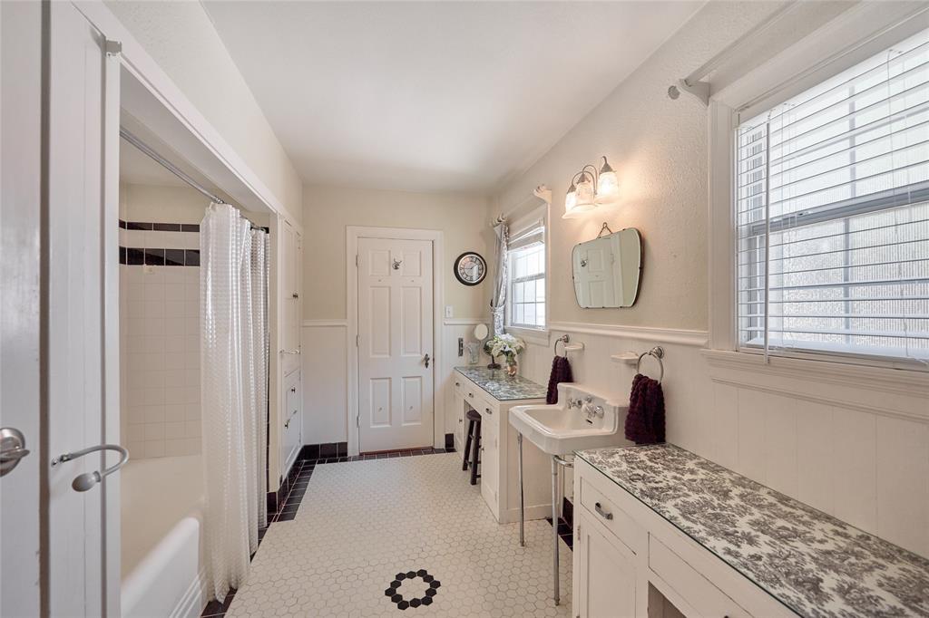 811 West Main Street Olney, TX 76374 - Photo 29 of 40 a spacious bathroom with a granite countertop sink mirror and a bathtub