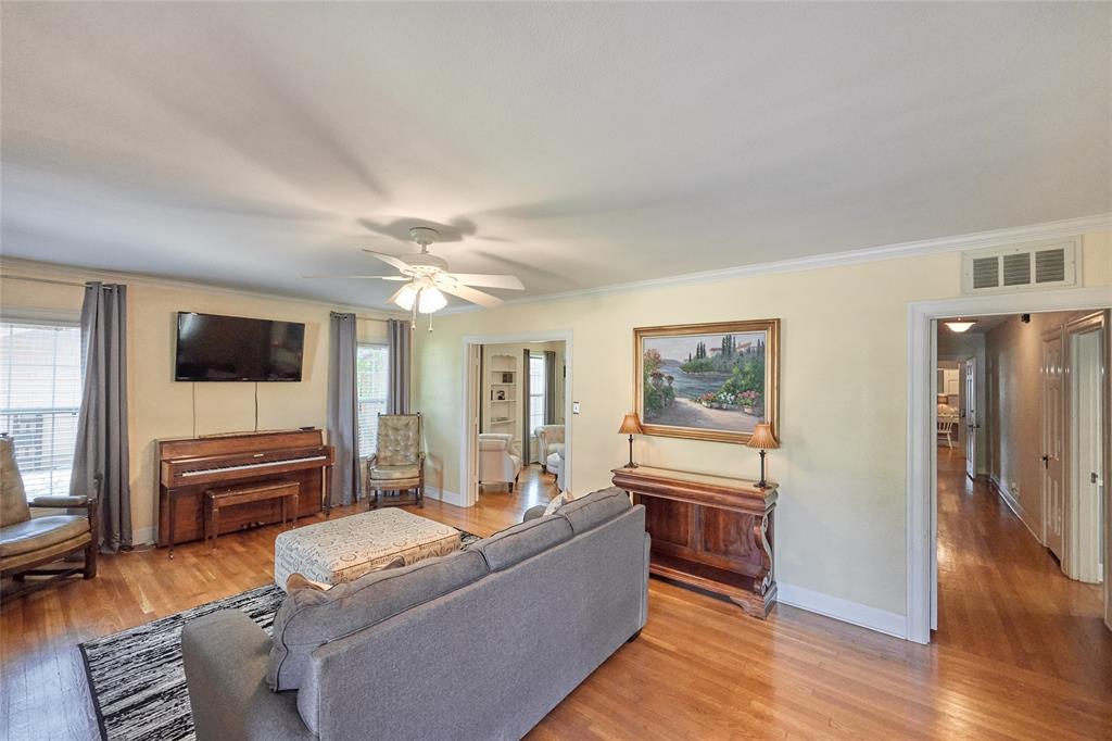 811 West Main Street Olney, TX 76374 - Photo 5 of 40 a living room with furniture and a flat screen tv
