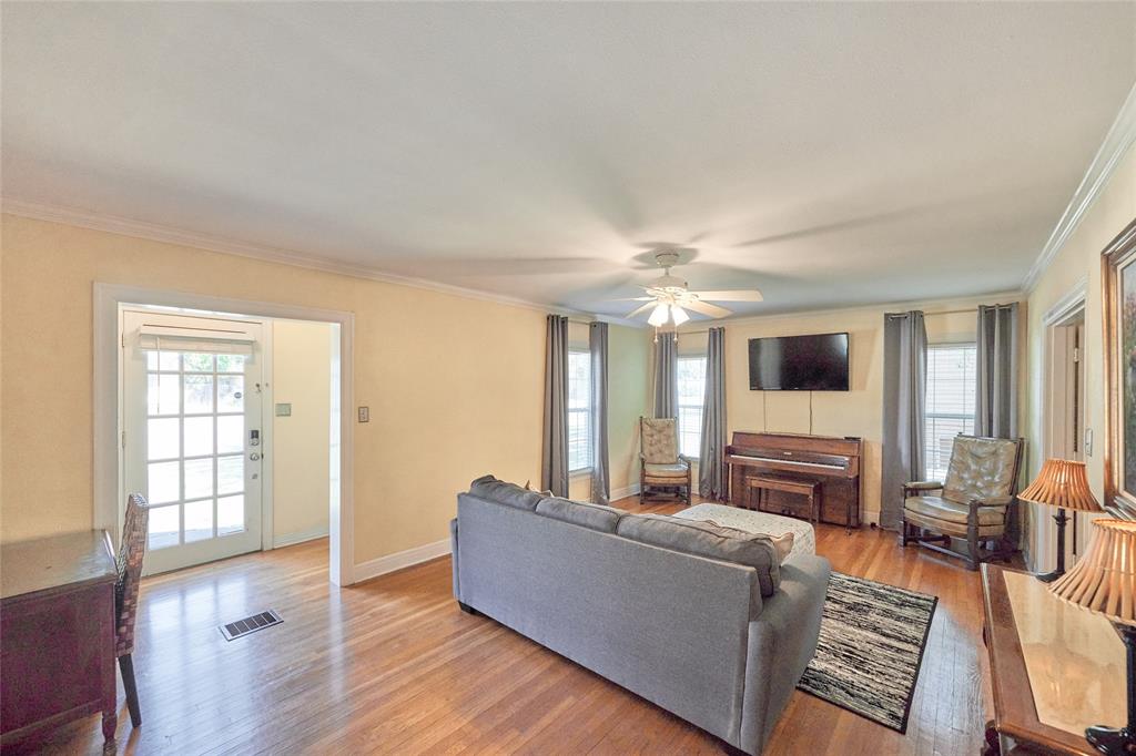 811 West Main Street Olney, TX 76374 - Photo 6 of 40 a living room with furniture and a flat screen tv