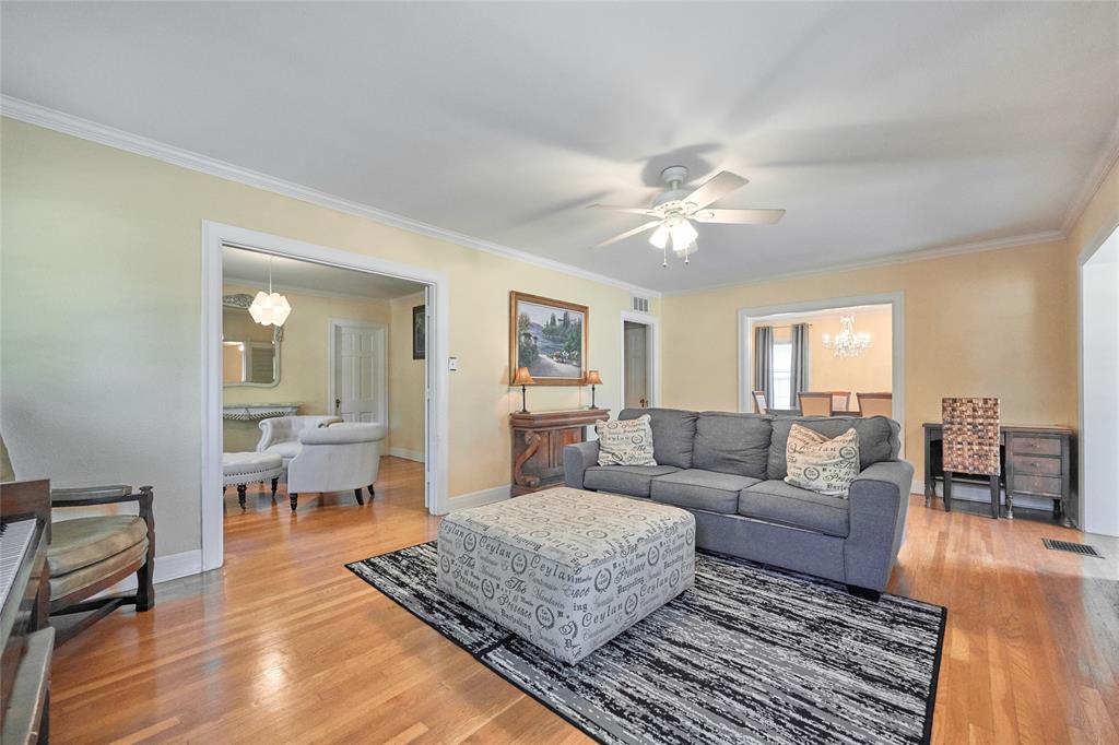 811 West Main Street Olney, TX 76374 - Photo 7 of 40 a living room with furniture and wooden floor