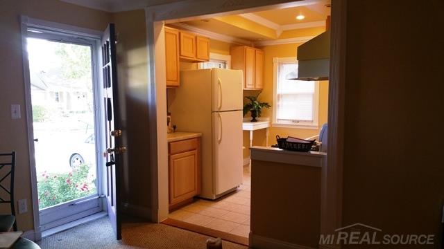 2231 Roslyn Road Grosse Pointe, MI 48236 - Photo 8 of 12 31305726-7.JPG