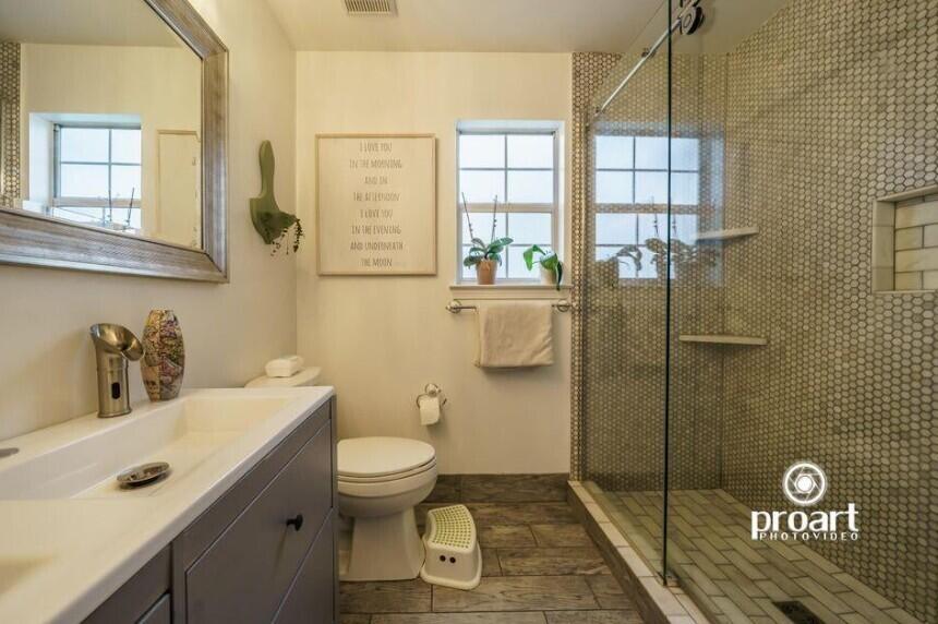641 Bayshore Drive Destin, FL 32550 - Photo 18 of 34 a bathroom with a toilet a sink a mirror and a shower