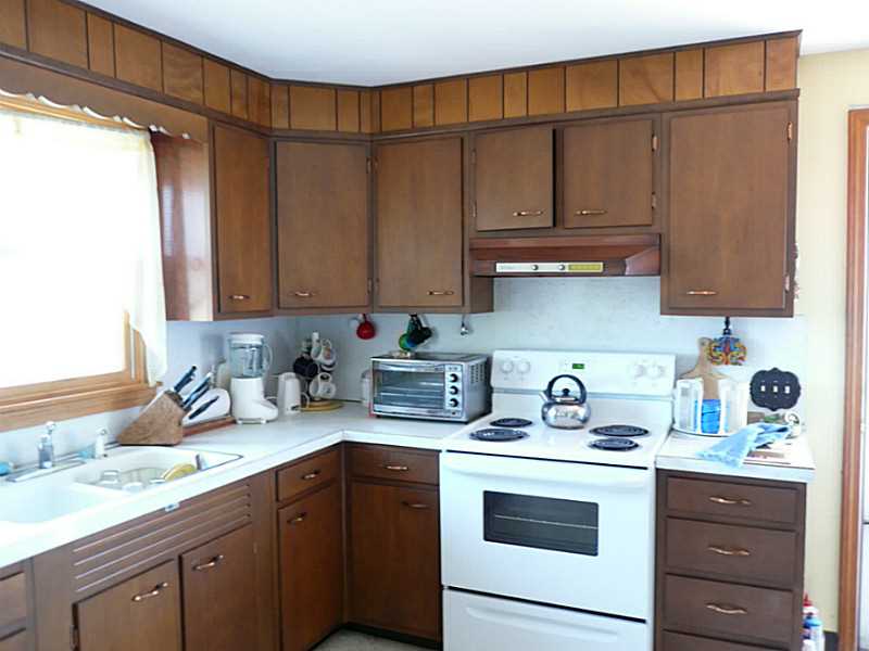 32 Algonquin Road Narragansett, RI 02882 - Photo 4 of 17 Kitchen.