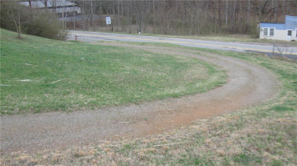 512 West Blue Ridge Street Stuart, VA 24171 - Photo 2 of 6