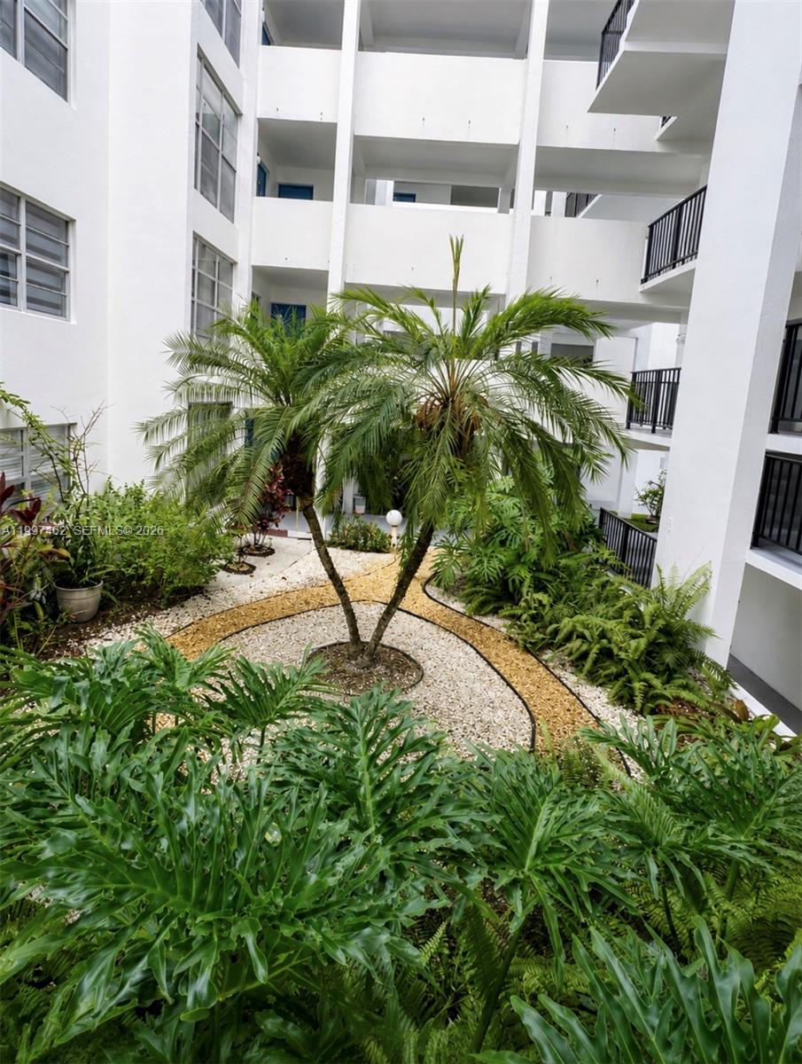 6901 Cypress Road, Unit B17 Plantation, FL 33317 - Photo 4 of 14