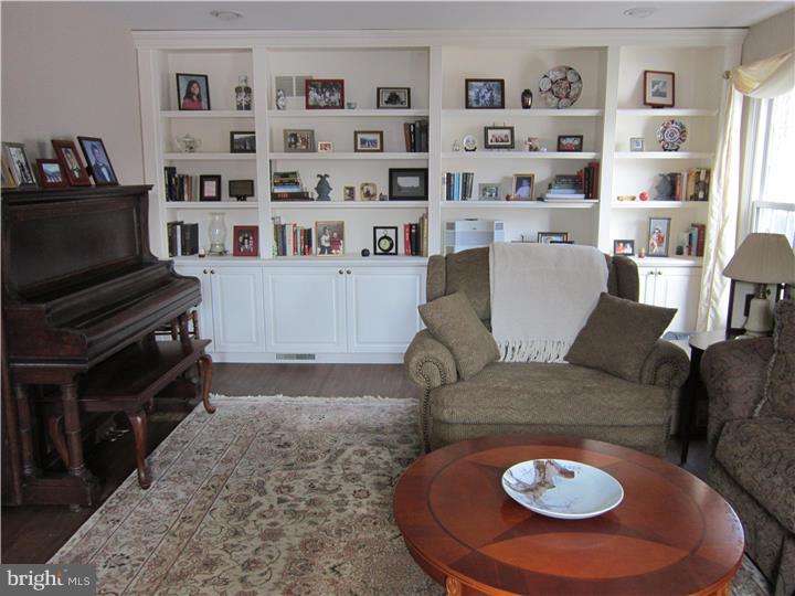 328 Hemlock Lane Springfield, PA 19064 - Photo 8 of 24 Living Room