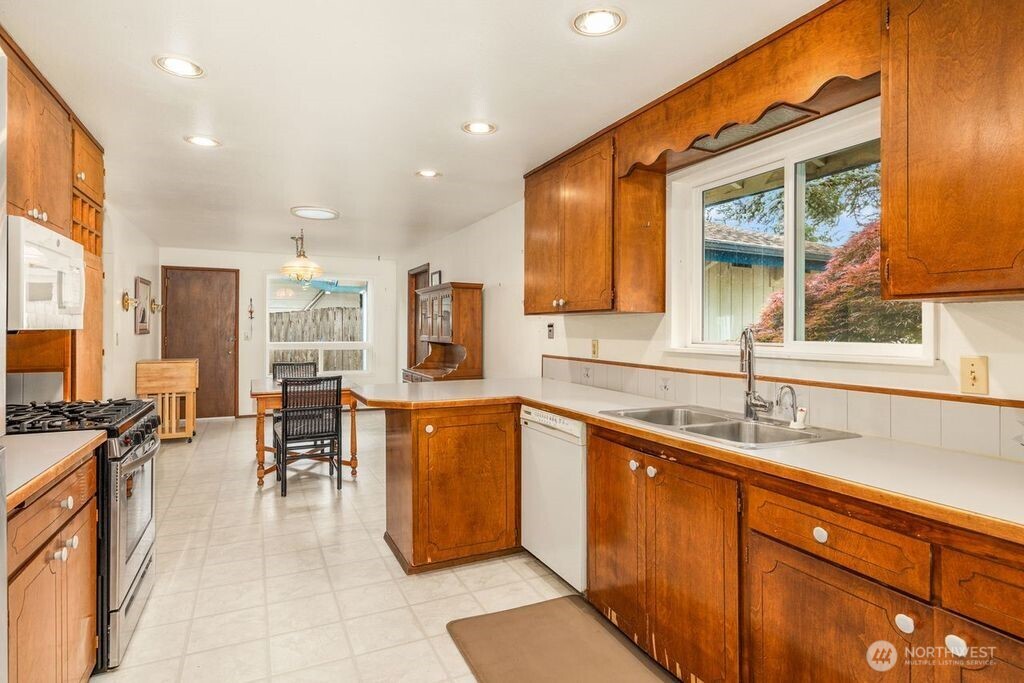 1708 Monterey Court Northeast Renton, WA 98056 - Photo 9 of 26