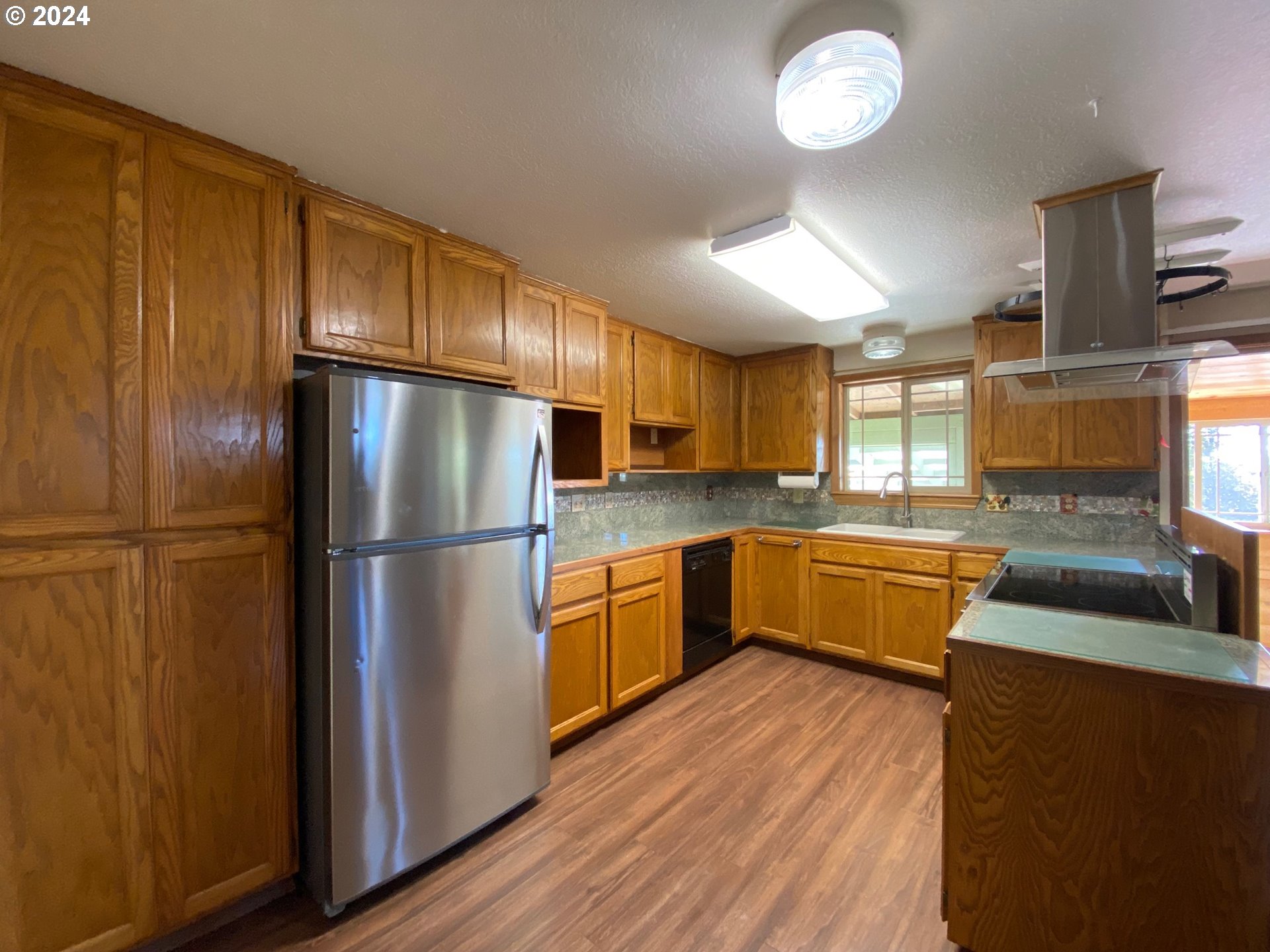715 Jackson Avenue Coos Bay, OR 97420 - Photo 4 of 42