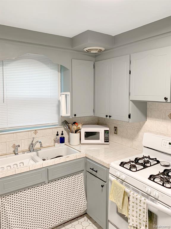 7431 Coolidge Street Center Line, MI 48015 - Photo 8 of 19