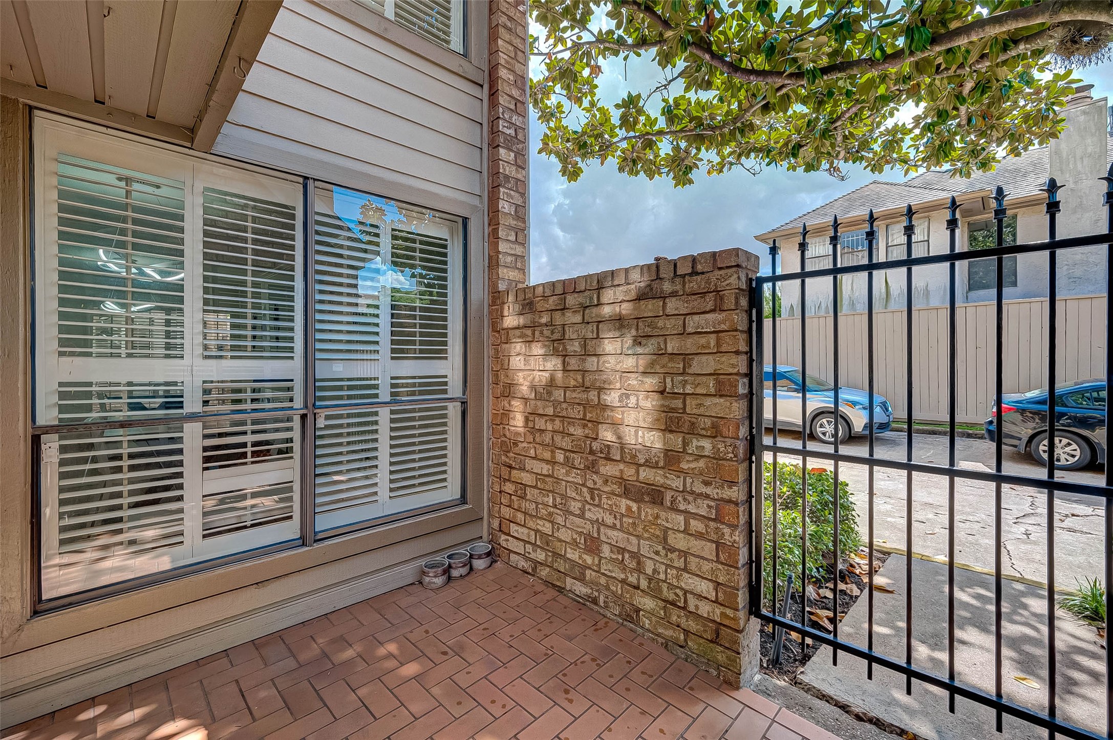 1908 Augusta Drive, Unit 7 Houston, TX 77057 - Photo 4 of 33 a view of a balcony with a pot