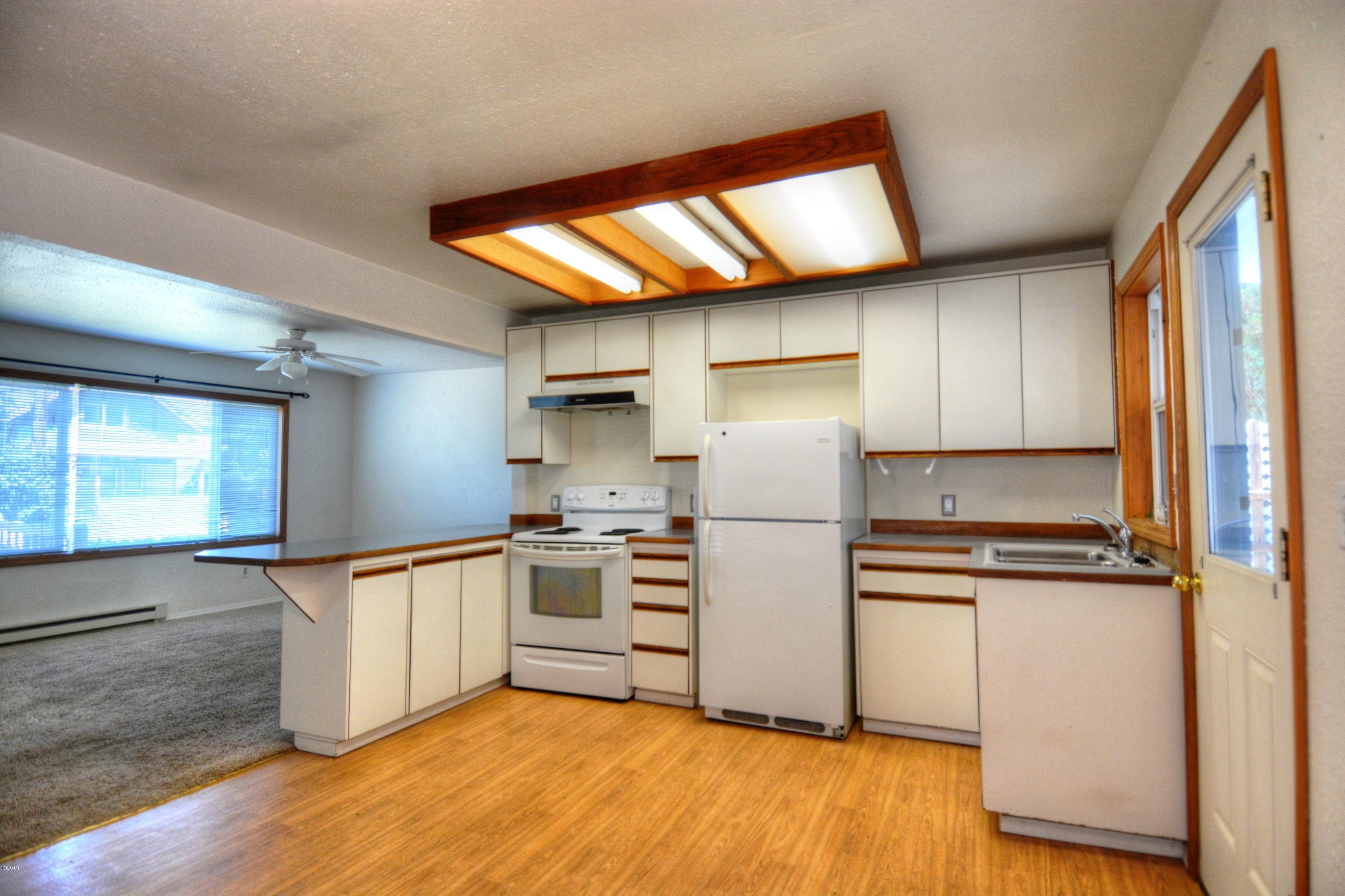 529 Southwest 5th Street Newport, OR 97365 - Photo 7 of 14 Kitchen.