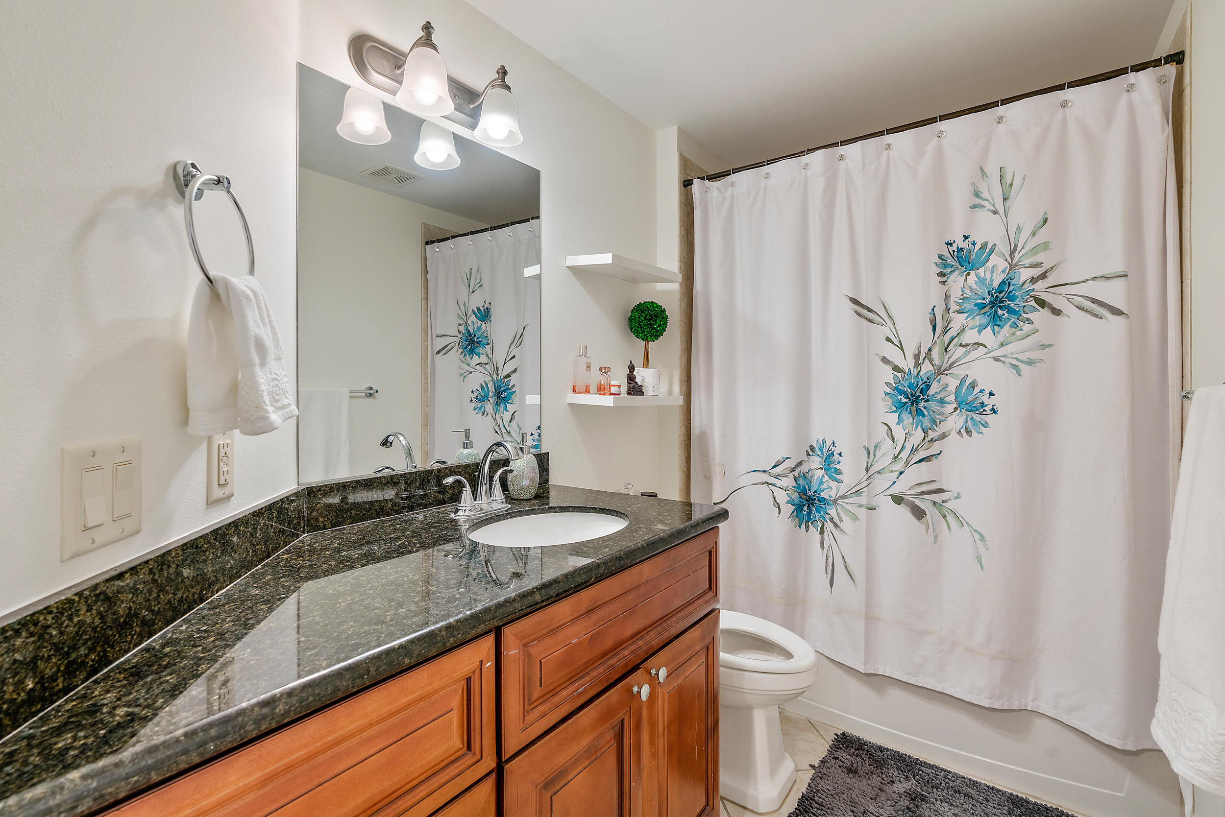 301 Del Sol Circle Tequesta, FL 33469 - Photo 22 of 39 2nd Bath