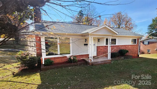 a view of a house with backyard